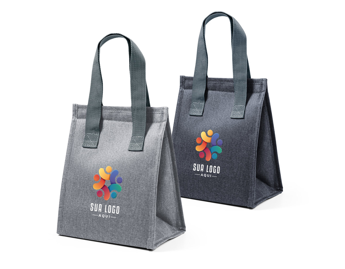 Bolsa térmica em 300D de alta densidade com pegas em webbing. Contém 1 compartimento principal com fecho aderente. Capacidade até 2.5 L. 170 x 220 x 130 mm
