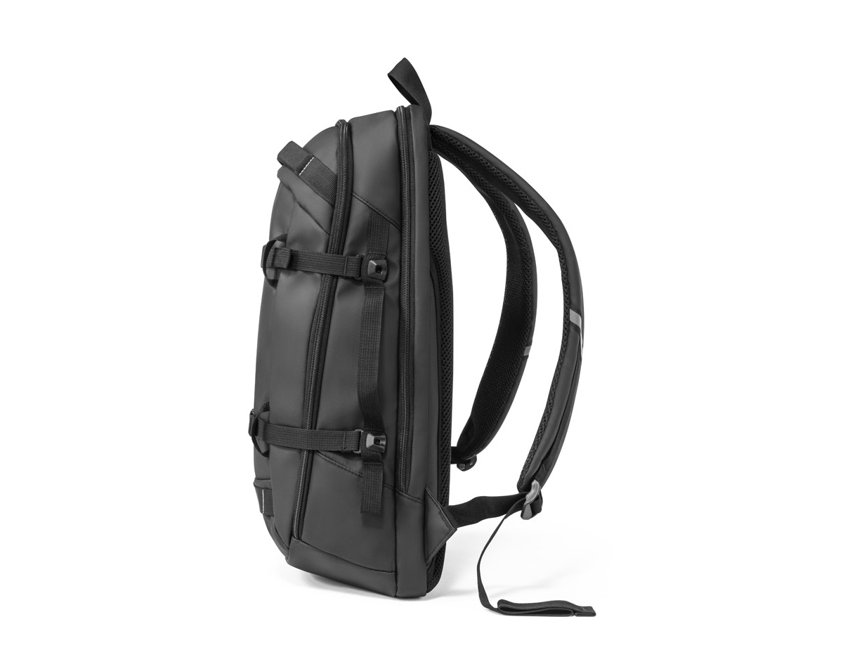 Mochila para notebook em 900D, poliéster reciclado (100% rPET), de alta densidade, com revestimento resistente à água e forro em 210D poliéster reciclado (100% rPET). Possui 1 compartimento traseiro com divisória almofadada para notebook até 17.3" e um bolso frontal com zíper. Parte posterior com acolchoamento extra. Contém cintas de compressão removíveis na parte frontal da mochila e detalhes refletores nas pegas e alças. Capacidade até 21 L 340 x 490 x 140 mm
