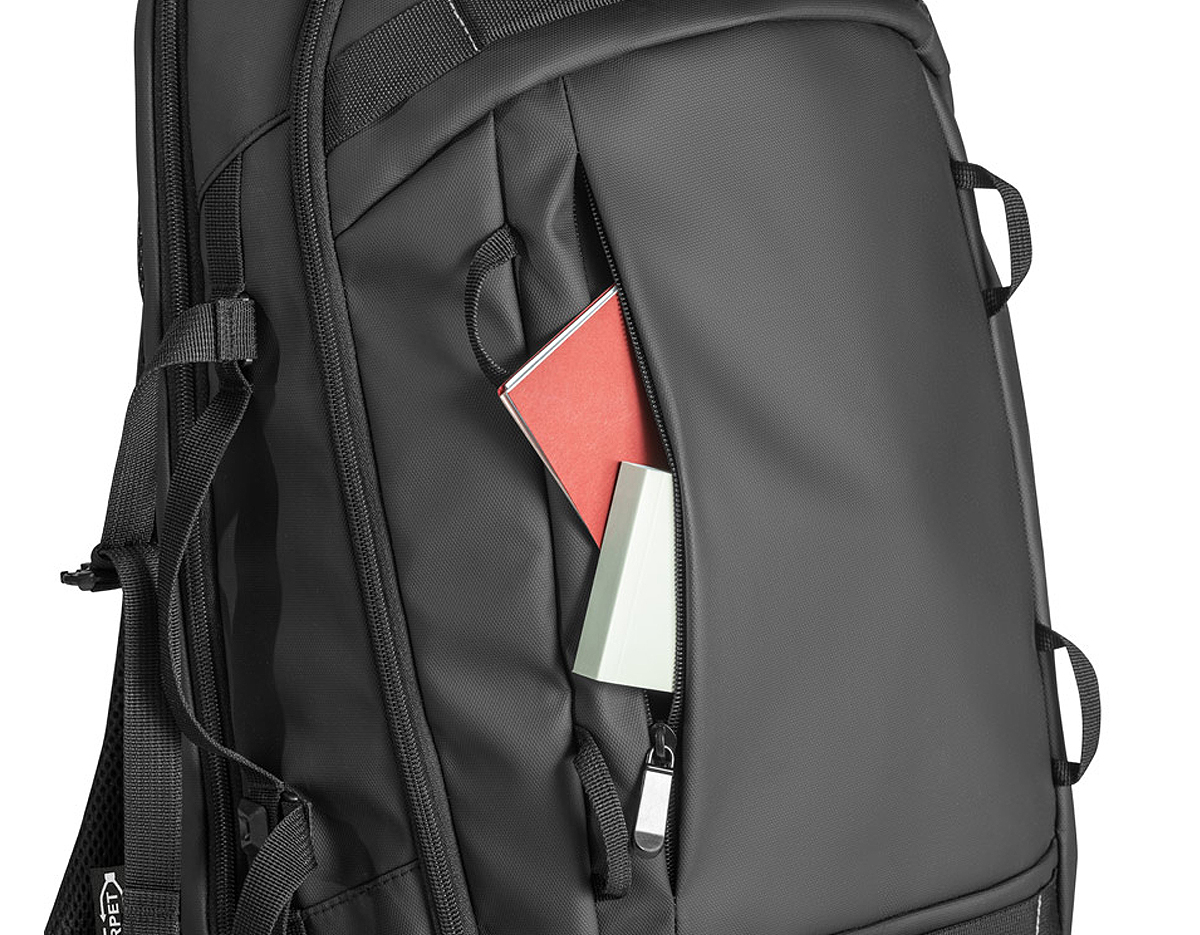 Mochila para notebook em 900D, poliéster reciclado (100% rPET), de alta densidade, com revestimento resistente à água e forro em 210D poliéster reciclado (100% rPET). Possui 1 compartimento traseiro com divisória almofadada para notebook até 17.3" e um bolso frontal com zíper. Parte posterior com acolchoamento extra. Contém cintas de compressão removíveis na parte frontal da mochila e detalhes refletores nas pegas e alças. Capacidade até 21 L 340 x 490 x 140 mm