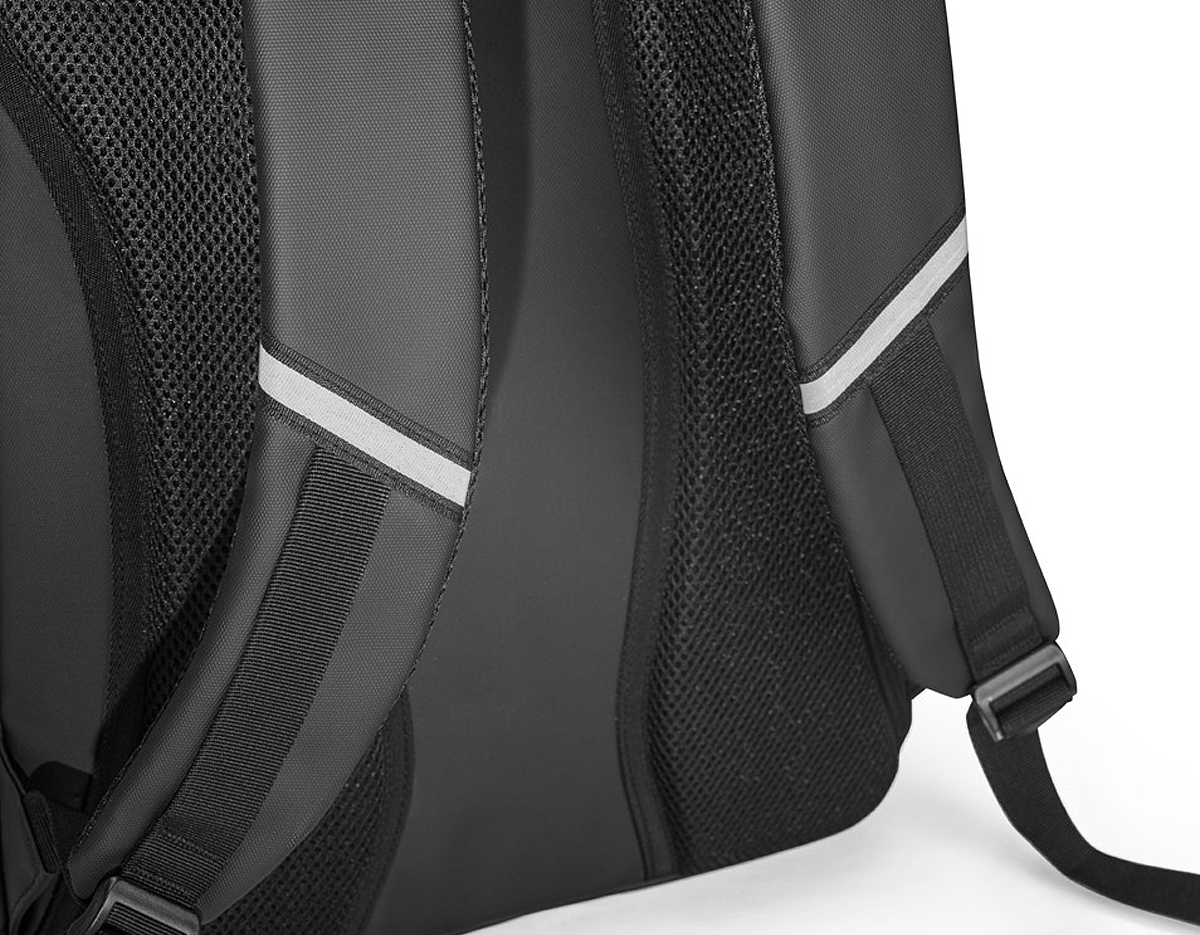 Mochila para notebook em 900D, poliéster reciclado (100% rPET), de alta densidade, com revestimento resistente à água e forro em 210D poliéster reciclado (100% rPET). Possui 1 compartimento traseiro com divisória almofadada para notebook até 17.3" e um bolso frontal com zíper. Parte posterior com acolchoamento extra. Contém cintas de compressão removíveis na parte frontal da mochila e detalhes refletores nas pegas e alças. Capacidade até 21 L 340 x 490 x 140 mm