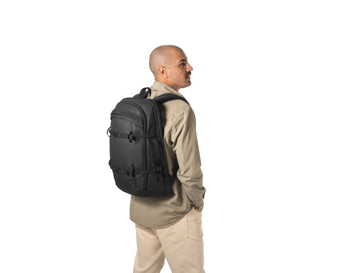 Mochila para notebook em 900D, poliéster reciclado (100% rPET), de alta densidade, com revestimento resistente à água e forro em 210D poliéster reciclado (100% rPET). Possui 1 compartimento traseiro com divisória almofadada para notebook até 17.3" e um bolso frontal com zíper. Parte posterior com acolchoamento extra. Contém cintas de compressão removíveis na parte frontal da mochila e detalhes refletores nas pegas e alças. Capacidade até 21 L 340 x 490 x 140 mm