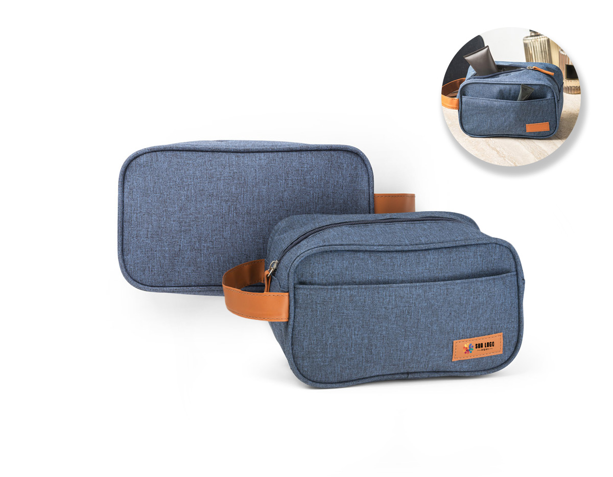Bolsa de cosméticos em 600D de alta densidade e pega em PU. Contém bolso frontal com zíper e placa em PU. 220 x 130 x 130 mm