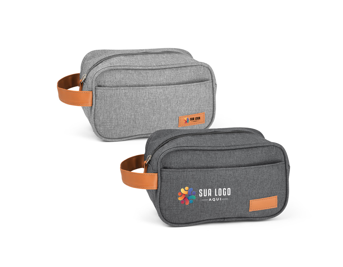 Bolsa de cosméticos em 600D de alta densidade e pega em PU. Contém bolso frontal com zíper e placa em PU. 220 x 130 x 130 mm