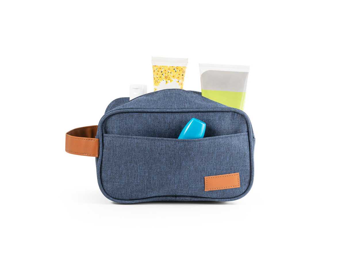 Bolsa de cosméticos em 600D de alta densidade e pega em PU. Contém bolso frontal com zíper e placa em PU. 220 x 130 x 130 mm