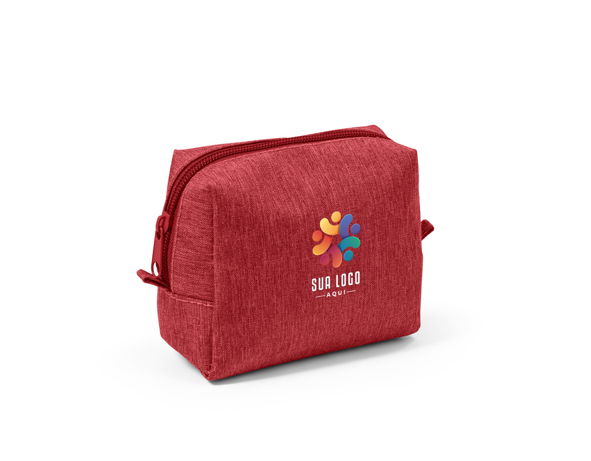 Bolsa para cosméticos confeccionada em tecido 300D de alta densidade, proporcionando durabilidade e resistência. Suas dimensões são 13,0cm x 11,0cm x 65 mm, oferecendo um espaço compacto e funcional para armazenar itens de higiene e beleza.