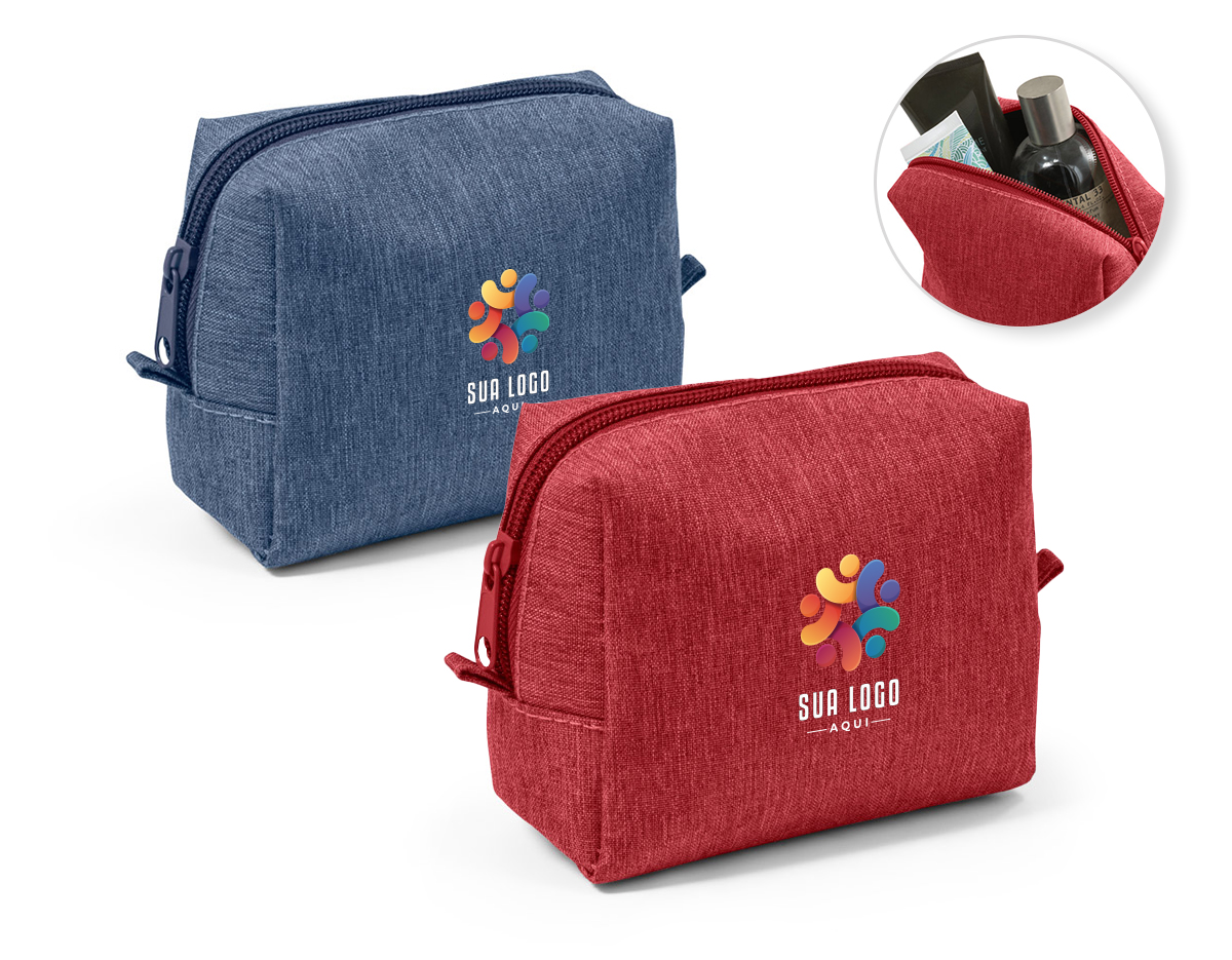 Bolsa para cosméticos confeccionada em tecido 300D de alta densidade, proporcionando durabilidade e resistência. Suas dimensões são 13,0cm x 11,0cm x 65 mm, oferecendo um espaço compacto e funcional para armazenar itens de higiene e beleza.