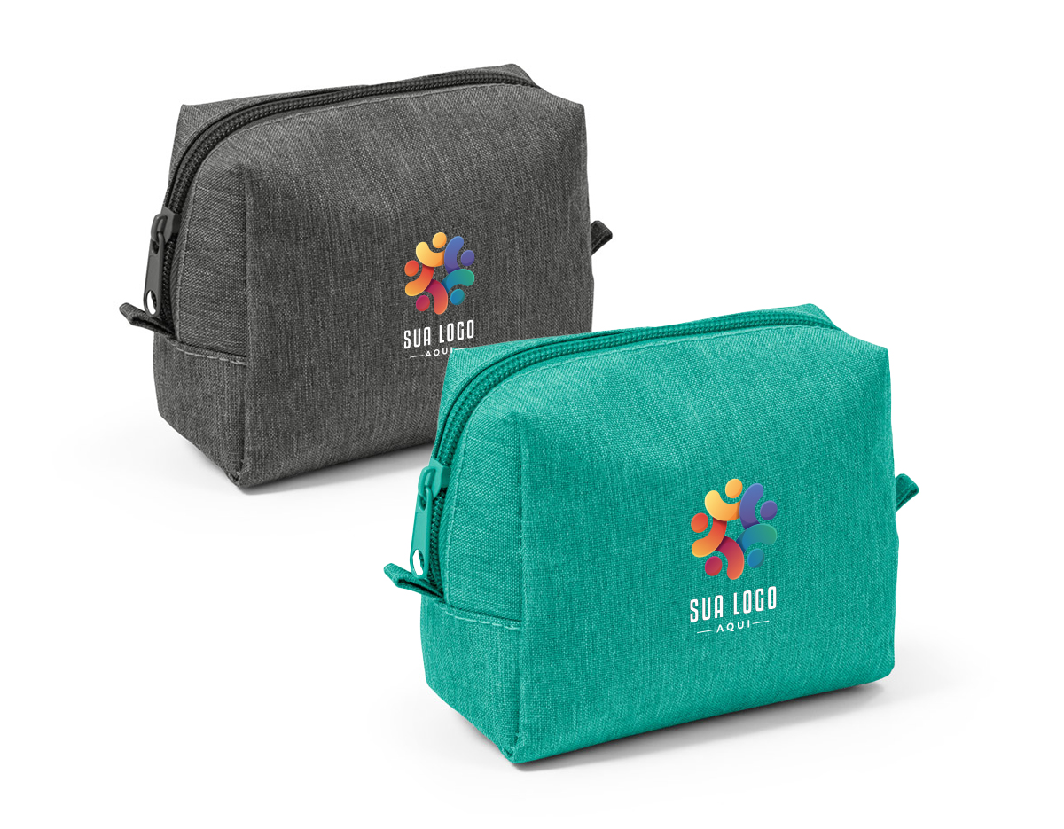 Bolsa para cosméticos confeccionada em tecido 300D de alta densidade, proporcionando durabilidade e resistência. Suas dimensões são 13,0cm x 11,0cm x 65 mm, oferecendo um espaço compacto e funcional para armazenar itens de higiene e beleza.
