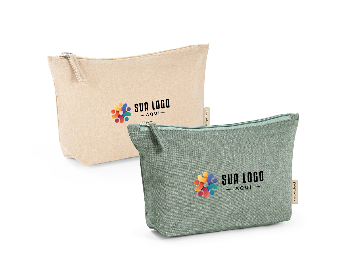 Bolsa multifunções em 70% algodão reciclado e 30% poliéster reciclado (140 g/m²). Interior com forro 100% algodão. 200 x 125 x 40 mm
