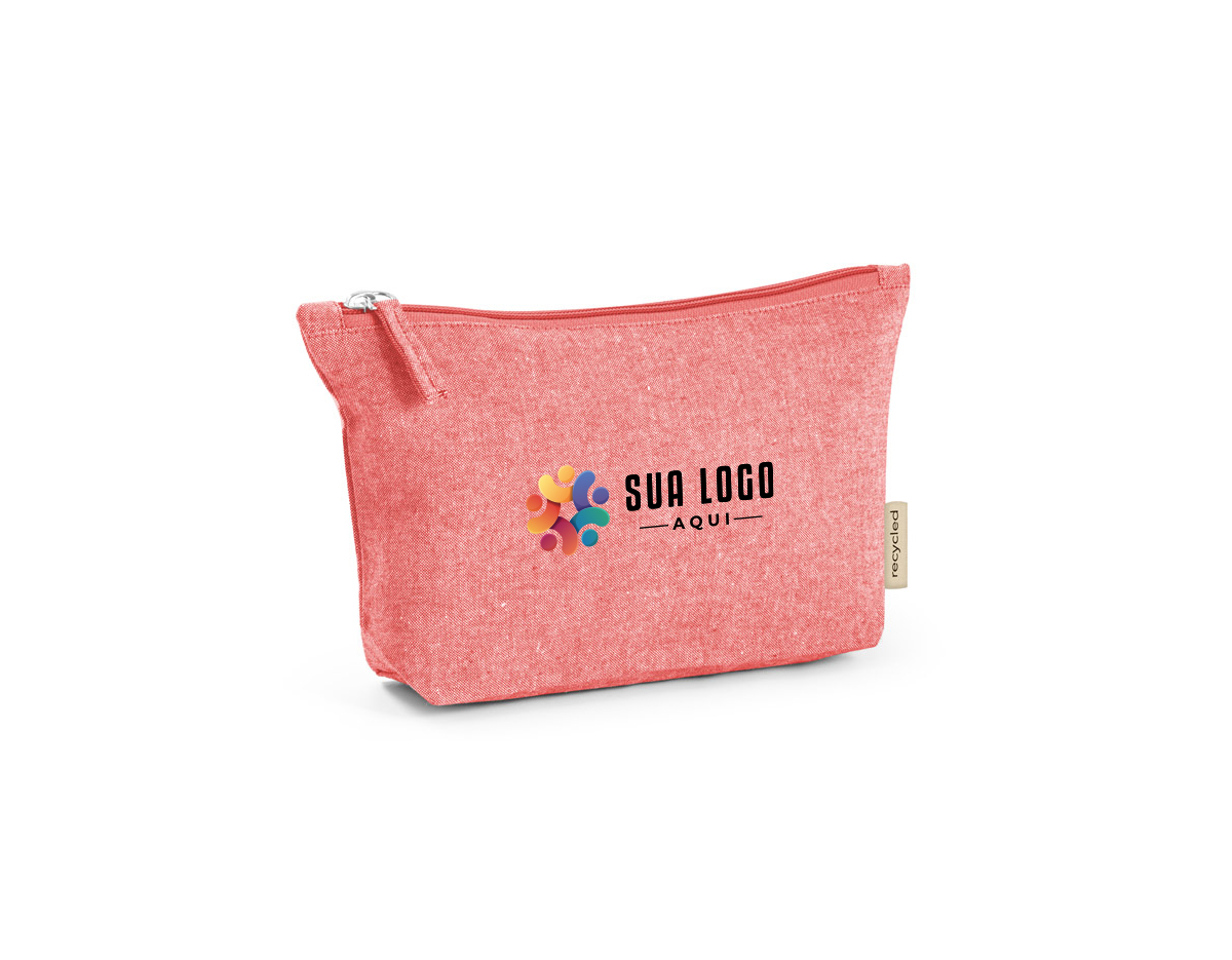 Bolsa em 70% algodão reciclado e 30% poliéster reciclado (140 g/m²). Interior com forro 100% algodão. 250 x 140 x 60 mm