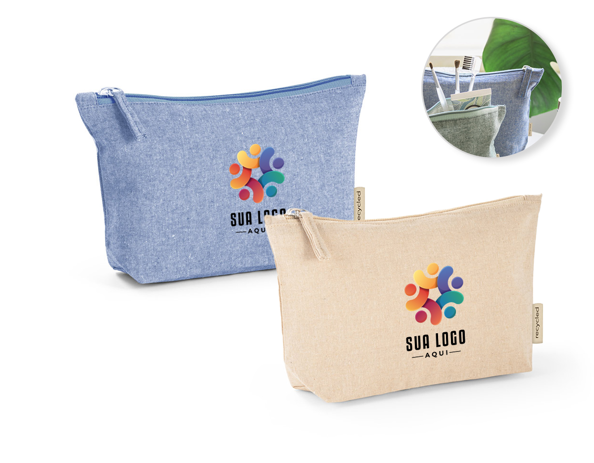 Bolsa em 70% algodão reciclado e 30% poliéster reciclado (140 g/m²). Interior com forro 100% algodão. 250 x 140 x 60 mm