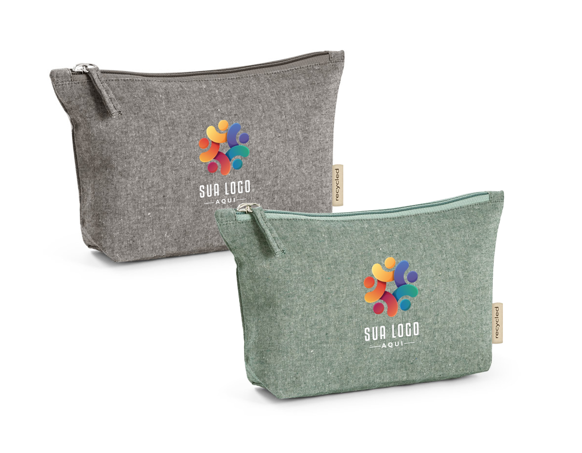 Bolsa em 70% algodão reciclado e 30% poliéster reciclado (140 g/m²). Interior com forro 100% algodão. 250 x 140 x 60 mm