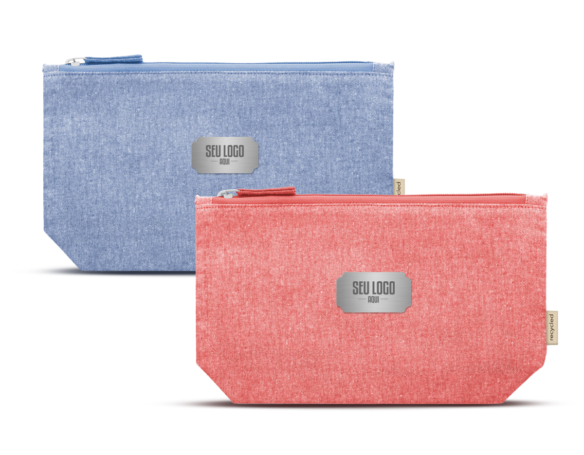 Bolsa em 70% algodão reciclado e 30% poliéster reciclado (140 g/m²). Interior com forro 100% algodão. 250 x 140 x 60 mm