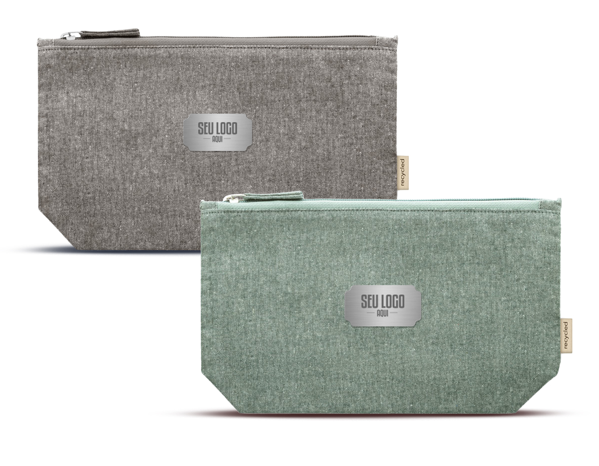 Bolsa em 70% algodão reciclado e 30% poliéster reciclado (140 g/m²). Interior com forro 100% algodão. 250 x 140 x 60 mm