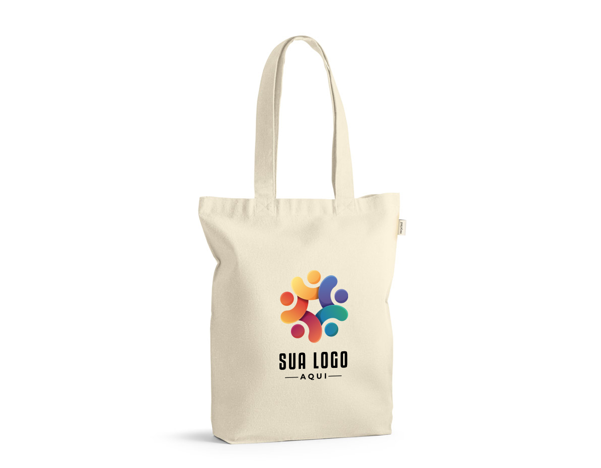 Sacola confeccionada em 100% algodão reciclado com gramatura de 220 g/m². Possui dimensões de 380 x 420 x 100 mm e alças resistentes de 65 cm, garantindo praticidade e durabilidade no transporte. Ideal para uso diário e sustentável.