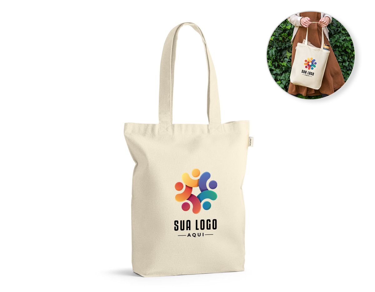Sacola confeccionada em 100% algodão reciclado com gramatura de 220 g/m². Possui dimensões de 380 x 420 x 100 mm e alças resistentes de 65 cm, garantindo praticidade e durabilidade no transporte. Ideal para uso diário e sustentável.