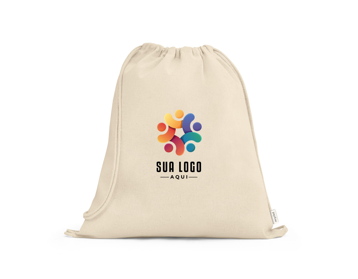 Sacola tipo mochila produzida em 100% algodão reciclado com gramatura de 180 g/m². Mede 370 x 410 mm e conta com alças práticas para facilitar o transporte. Uma escolha sustentável e funcional para diversas ocasiões.