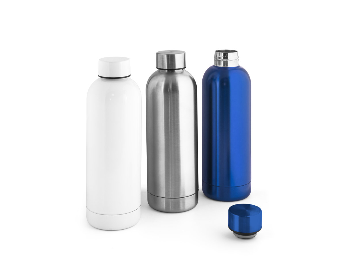 Garrafa de aço inoxidável (90% reciclado) com parede dupla e isolamento a vácuo. Acabamento metálico fosco para um toque sofisticado.