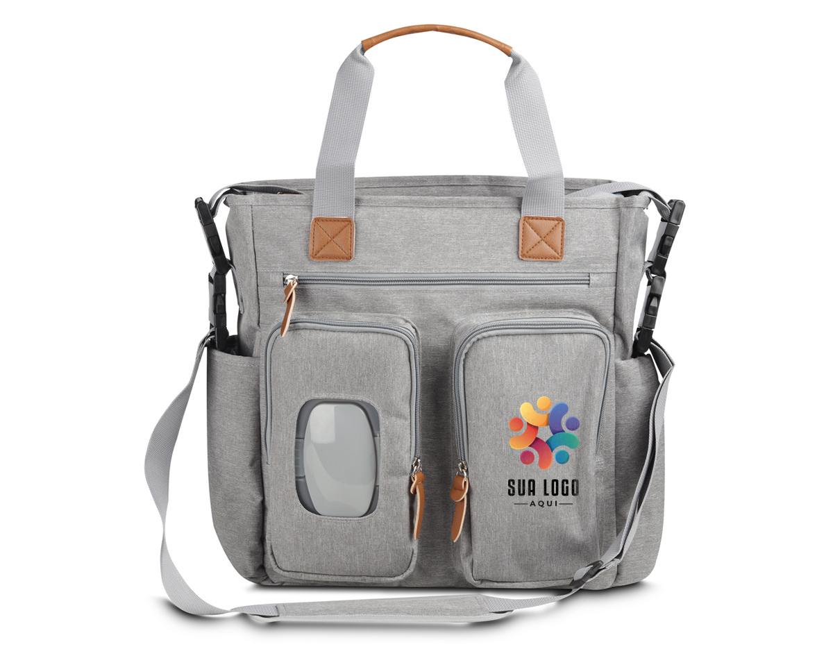 Bolsa multifuncional em poliéster com detalhes em PU. Possui 2 compartimentos laterais, 3 bolsos frontais com zíper, 1 na parte oposta com fechamento em velcro, incluindo um específico para lenços umedecidos. Conta com alças de ombro e de mão com acabamento em PU, além de interior espaçoso com divisórias e fechamento em zíper. Prática e organizada para o dia a dia.