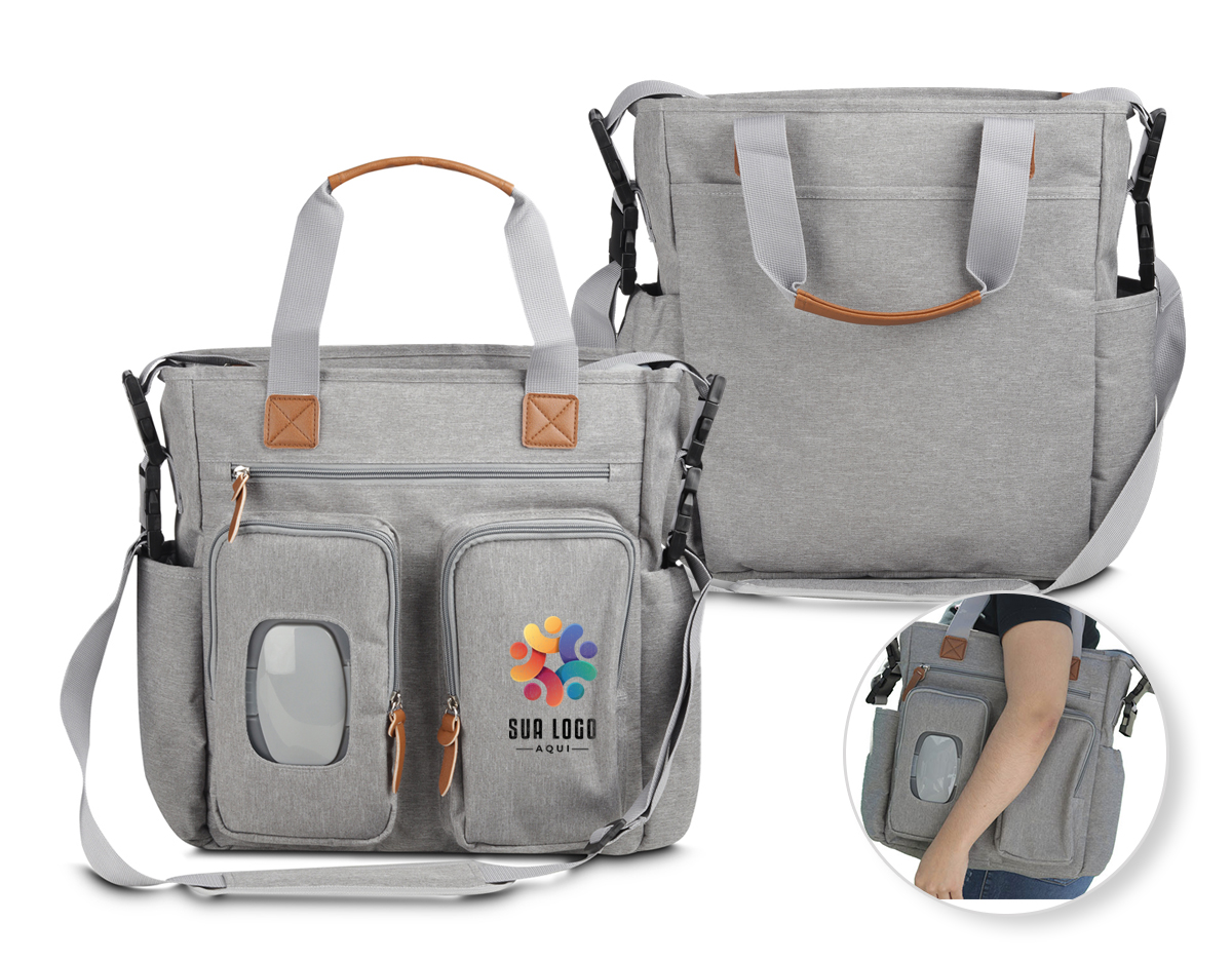 Bolsa multifuncional em poliéster com detalhes em PU. Possui 2 compartimentos laterais, 3 bolsos frontais com zíper, 1 na parte oposta com fechamento em velcro, incluindo um específico para lenços umedecidos. Conta com alças de ombro e de mão com acabamento em PU, além de interior espaçoso com divisórias e fechamento em zíper. Prática e organizada para o dia a dia.
