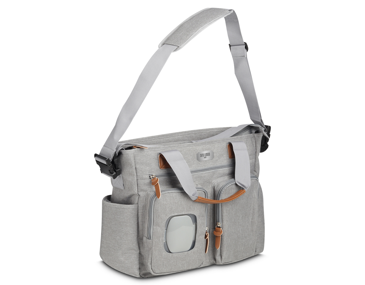 Bolsa multifuncional em poliéster com detalhes em PU. Possui 2 compartimentos laterais, 3 bolsos frontais com zíper, 1 na parte oposta com fechamento em velcro, incluindo um específico para lenços umedecidos. Conta com alças de ombro e de mão com acabamento em PU, além de interior espaçoso com divisórias e fechamento em zíper. Prática e organizada para o dia a dia.