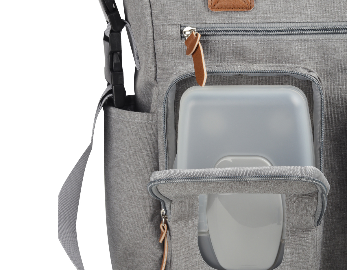 Bolsa multifuncional em poliéster com detalhes em PU. Possui 2 compartimentos laterais, 3 bolsos frontais com zíper, 1 na parte oposta com fechamento em velcro, incluindo um específico para lenços umedecidos. Conta com alças de ombro e de mão com acabamento em PU, além de interior espaçoso com divisórias e fechamento em zíper. Prática e organizada para o dia a dia.