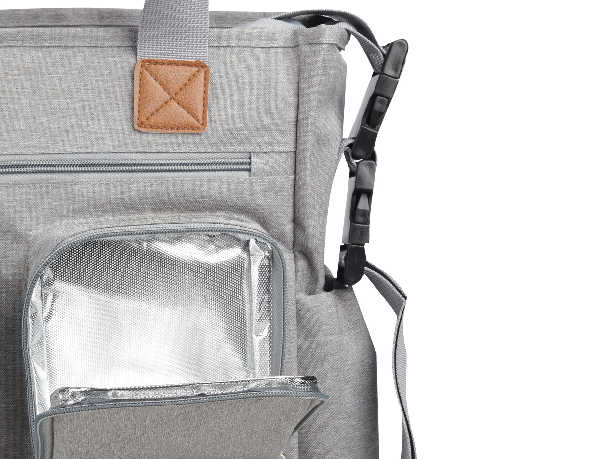 Bolsa multifuncional em poliéster com detalhes em PU. Possui 2 compartimentos laterais, 3 bolsos frontais com zíper, 1 na parte oposta com fechamento em velcro, incluindo um específico para lenços umedecidos. Conta com alças de ombro e de mão com acabamento em PU, além de interior espaçoso com divisórias e fechamento em zíper. Prática e organizada para o dia a dia.