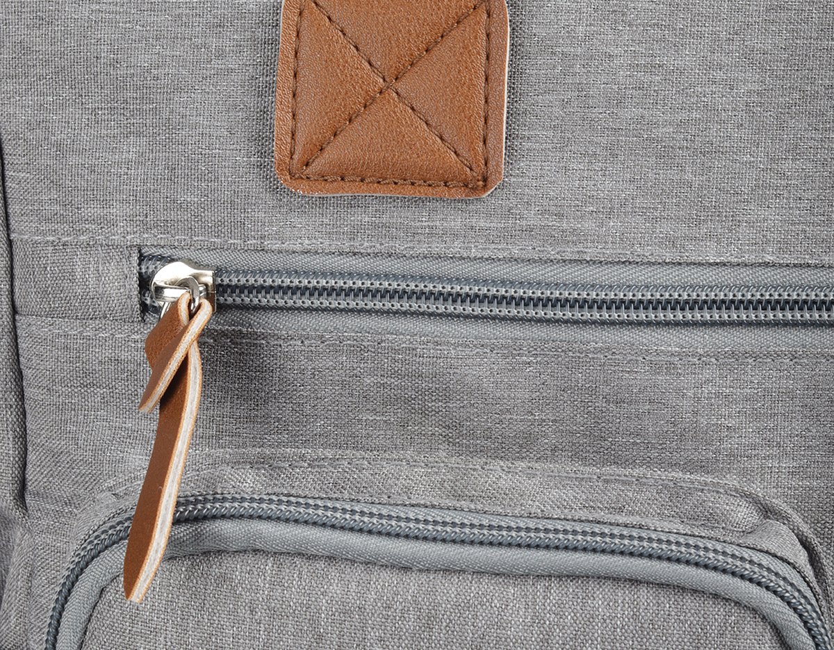 Bolsa multifuncional em poliéster com detalhes em PU. Possui 2 compartimentos laterais, 3 bolsos frontais com zíper, 1 na parte oposta com fechamento em velcro, incluindo um específico para lenços umedecidos. Conta com alças de ombro e de mão com acabamento em PU, além de interior espaçoso com divisórias e fechamento em zíper. Prática e organizada para o dia a dia.
