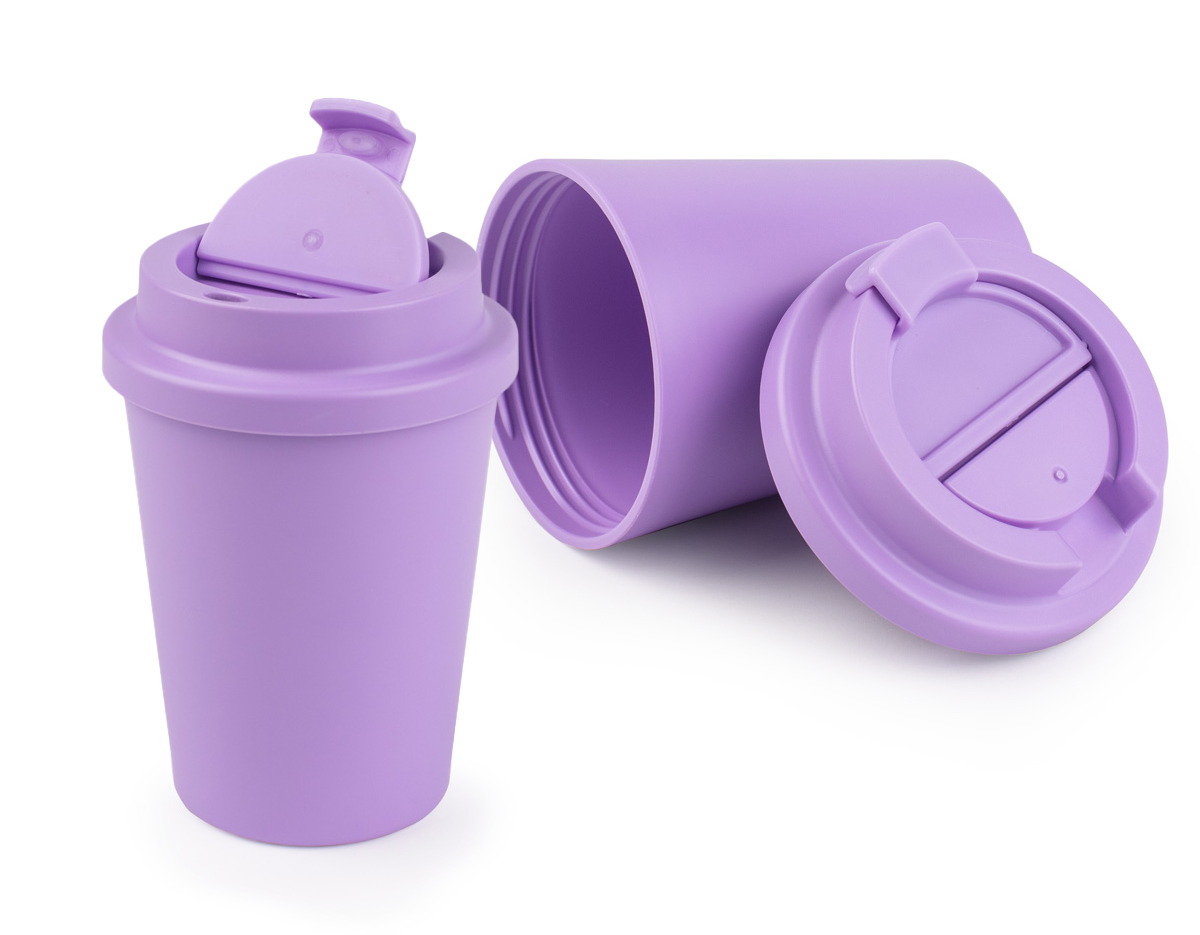 Copo fabricado em plástico RPET, com capacidade de 400ml. Conta com tampa rosqueável, garantindo maior segurança no transporte de líquidos. Ideal para uso cotidiano, é uma opção prática e funcional.