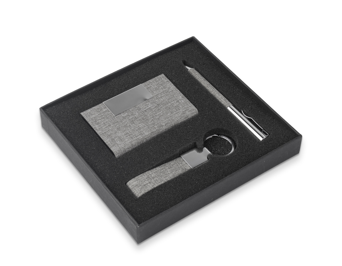 Conjunto composto por: 1 chaveiro em metal com design compacto, 1 caneta metálica elegante e funcional, e 1 porta-cartão prático para armazenar e organizar documentos ou cartões com segurança.