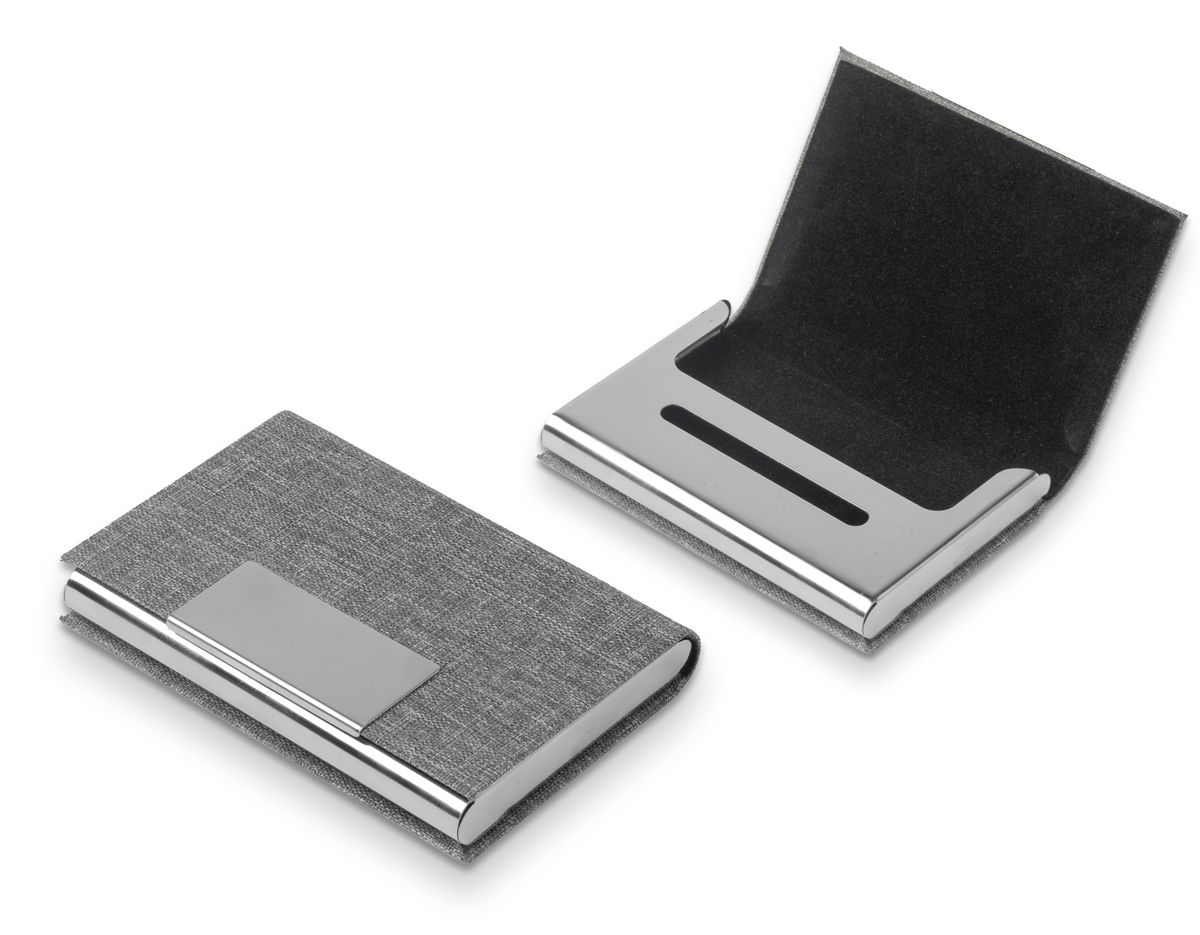 Conjunto composto por: 1 chaveiro em metal com design compacto, 1 caneta metálica elegante e funcional, e 1 porta-cartão prático para armazenar e organizar documentos ou cartões com segurança.