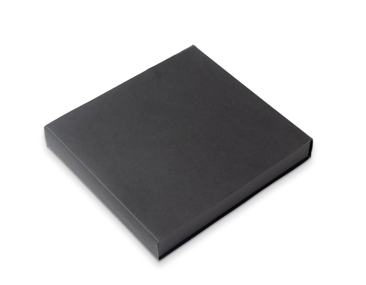 Conjunto composto por: 1 chaveiro em metal com design compacto, 1 caneta metálica elegante e funcional, e 1 porta-cartão prático para armazenar e organizar documentos ou cartões com segurança.