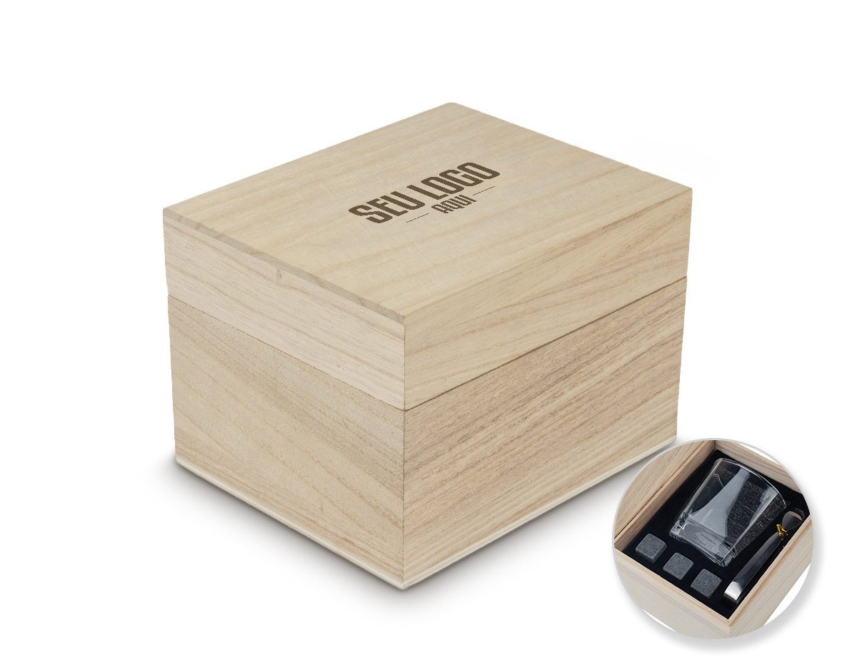 Kit Drink inclui: 1 copo de vidro de 200 ml, ideal para bebidas; 1 pegador de gelo em metal, resistente e prático; e 3 cubos de pedra-sabão reutilizáveis, que mantêm a temperatura da bebida sem diluí-la.