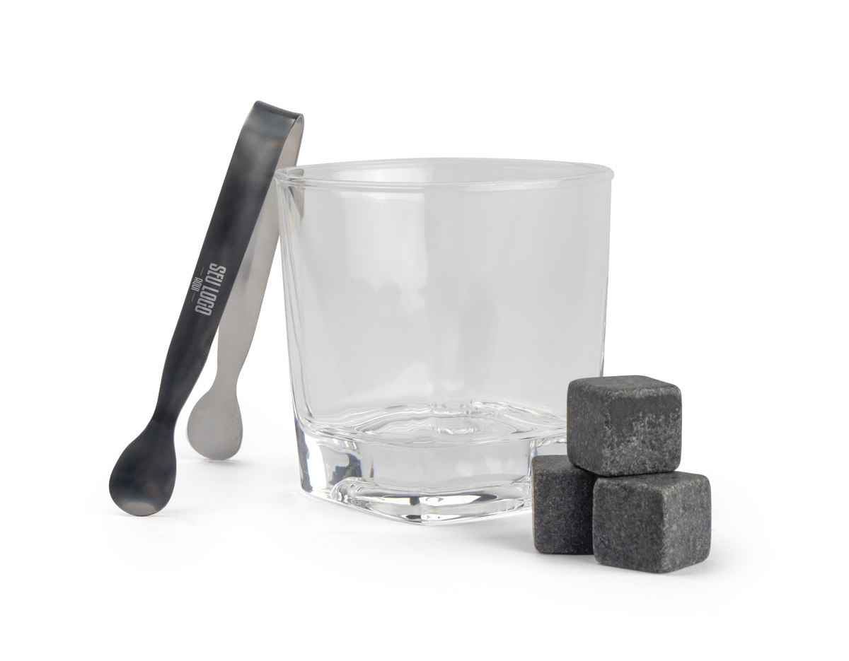 Kit Drink inclui: 1 copo de vidro de 200 ml, ideal para bebidas; 1 pegador de gelo em metal, resistente e prático; e 3 cubos de pedra-sabão reutilizáveis, que mantêm a temperatura da bebida sem diluí-la.