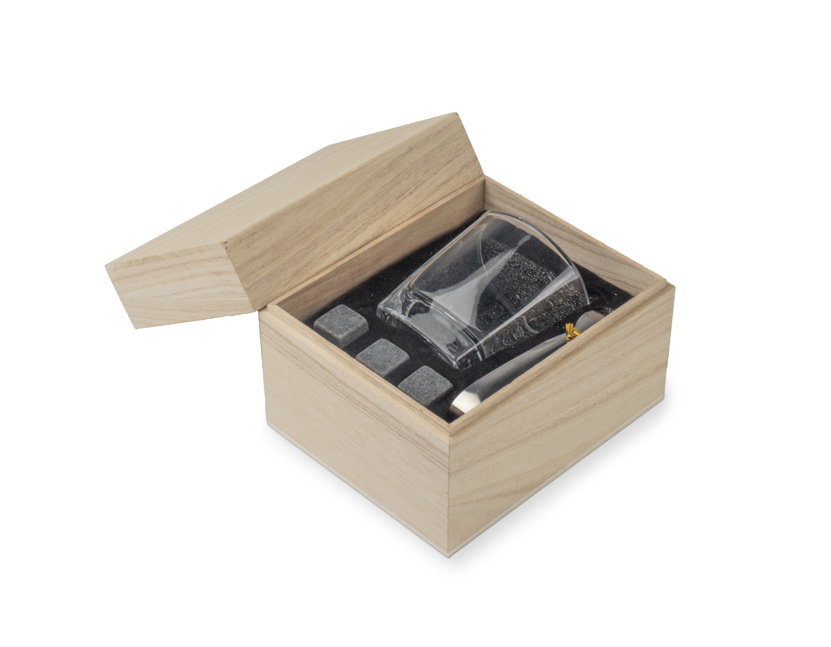 Kit Drink inclui: 1 copo de vidro de 200 ml, ideal para bebidas; 1 pegador de gelo em metal, resistente e prático; e 3 cubos de pedra-sabão reutilizáveis, que mantêm a temperatura da bebida sem diluí-la.