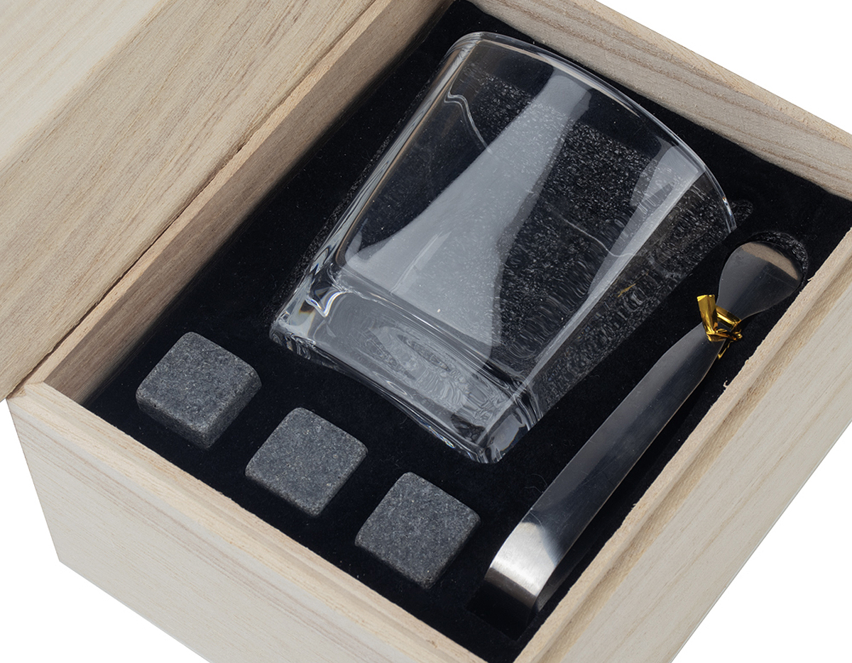 Kit Drink inclui: 1 copo de vidro de 200 ml, ideal para bebidas; 1 pegador de gelo em metal, resistente e prático; e 3 cubos de pedra-sabão reutilizáveis, que mantêm a temperatura da bebida sem diluí-la.