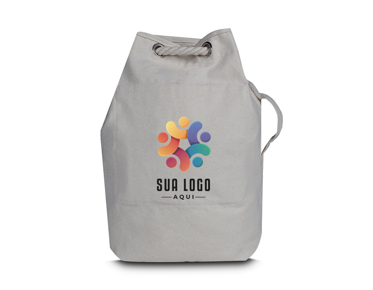 Sacola/mochila produzida em algodão cru, versátil e prática. Conta com alça lateral e alças trançadas para uso como mochila. Possui compartimento interno, ideal para organizar objetos de forma eficiente.