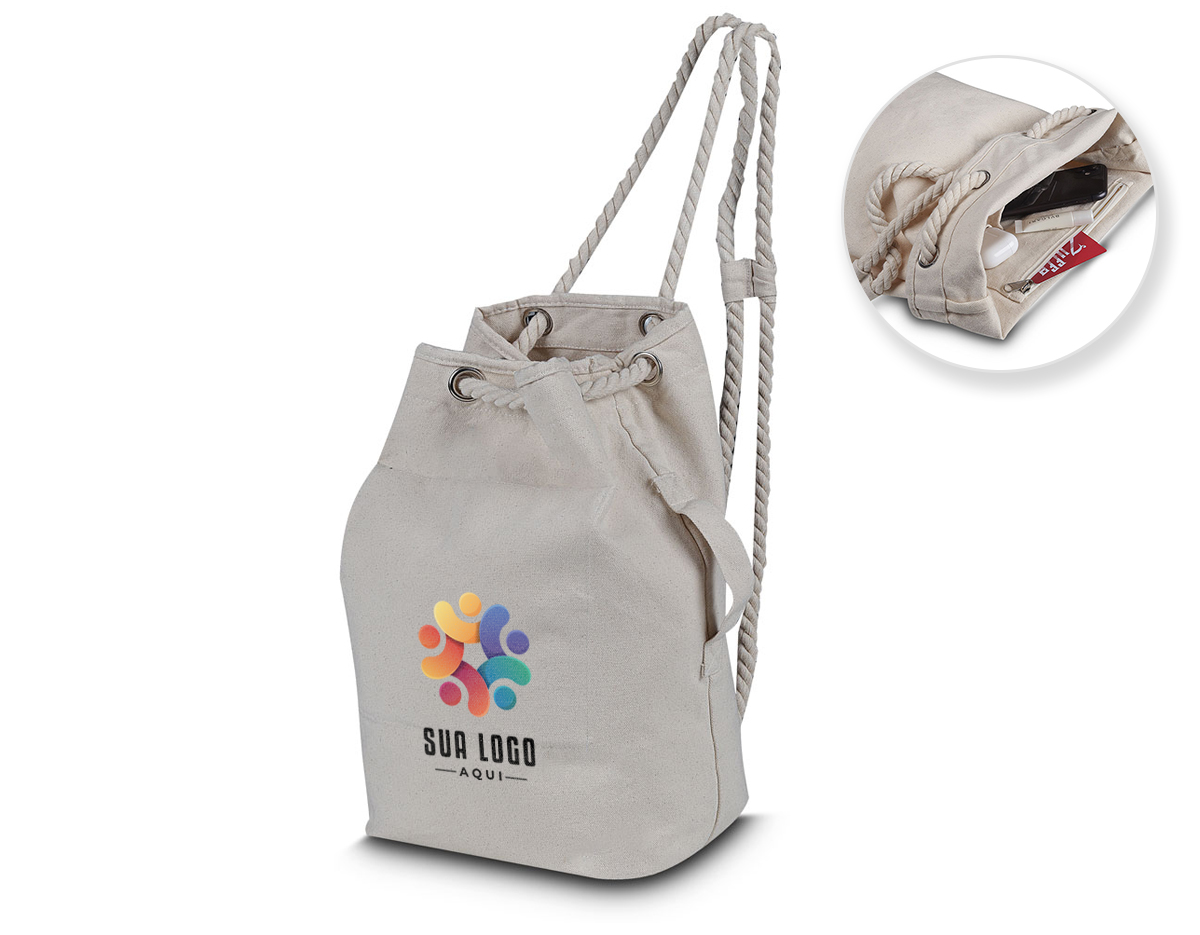 Sacola/mochila produzida em algodão cru, versátil e prática. Conta com alça lateral e alças trançadas para uso como mochila. Possui compartimento interno, ideal para organizar objetos de forma eficiente.
