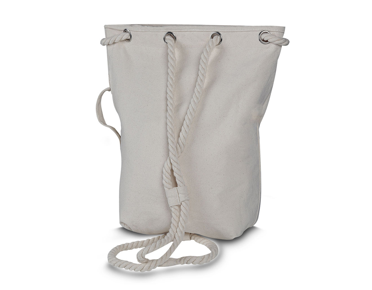 Sacola/mochila produzida em algodão cru, versátil e prática. Conta com alça lateral e alças trançadas para uso como mochila. Possui compartimento interno, ideal para organizar objetos de forma eficiente.