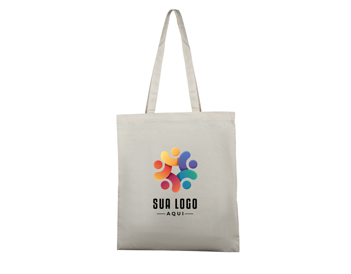 Sacola confeccionada em algodão cru de 180g/m², resistente e reutilizável. Ideal para transporte de objetos variados, oferecendo uma opção prática e sustentável para o dia a dia.