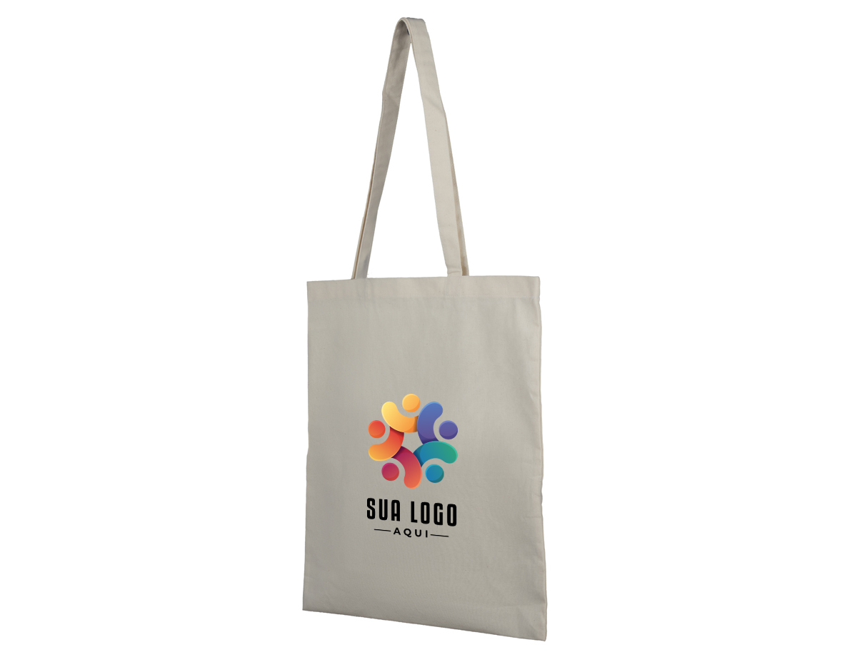 Sacola confeccionada em algodão cru de 180g/m², resistente e reutilizável. Ideal para transporte de objetos variados, oferecendo uma opção prática e sustentável para o dia a dia.