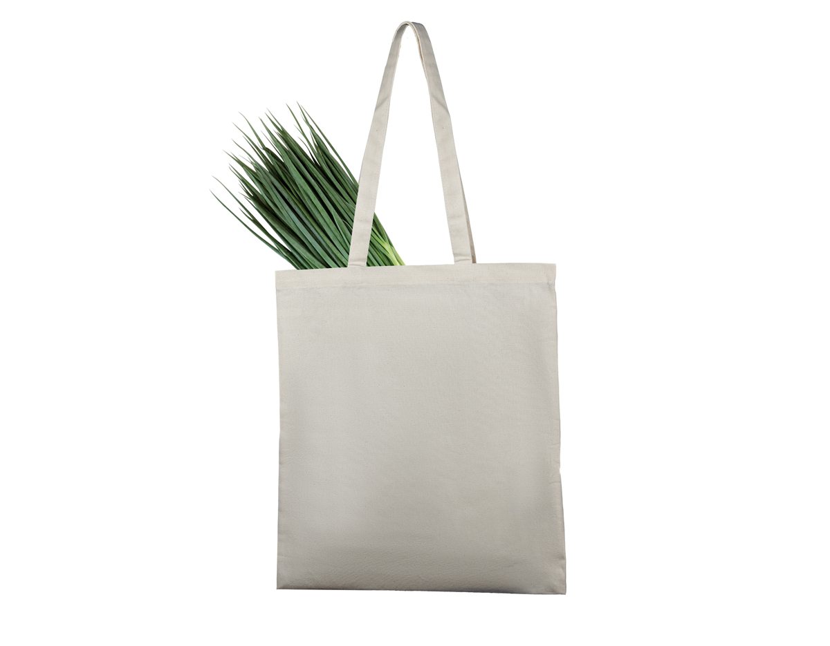 Sacola confeccionada em algodão cru de 180g/m², resistente e reutilizável. Ideal para transporte de objetos variados, oferecendo uma opção prática e sustentável para o dia a dia.