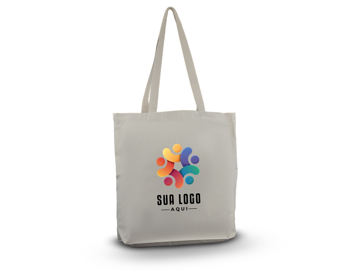 Sacola em algodão cru de 180g/m², leve e reutilizável. Ideal para uso diário, oferece praticidade no transporte de objetos com um toque sustentável.