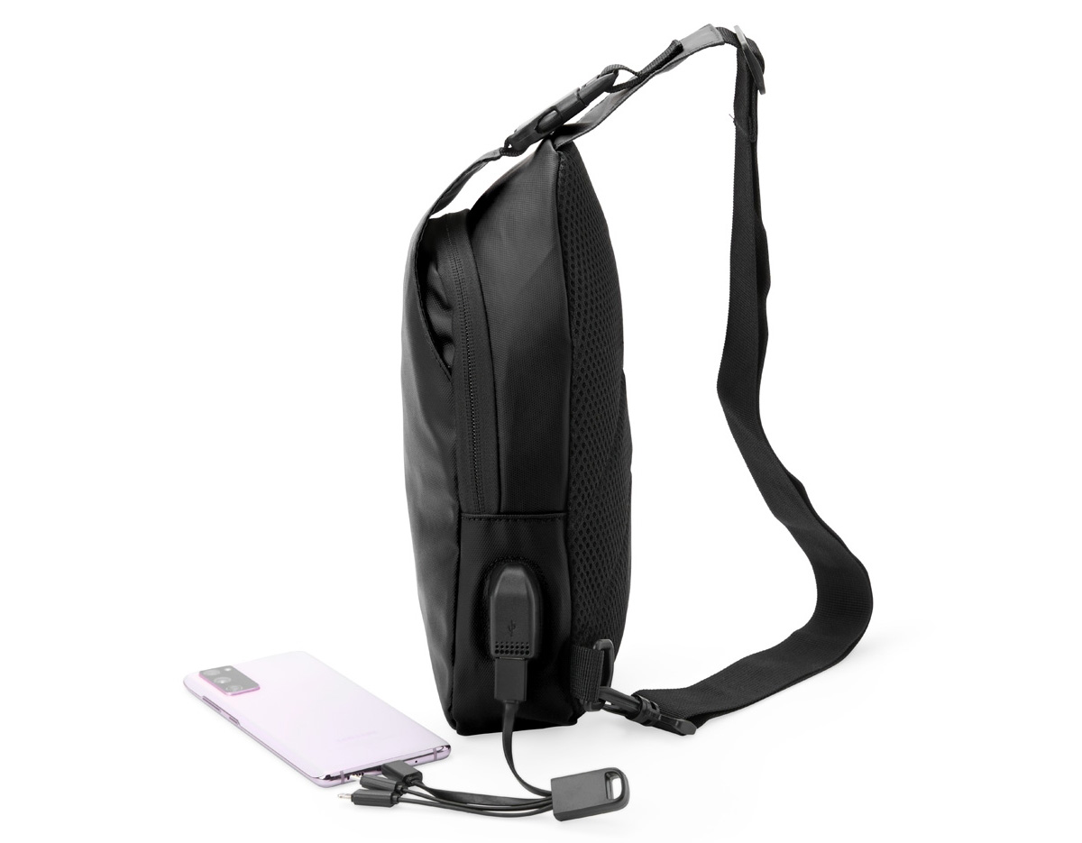 Esta mochila é a combinação perfeita de estilo e funcionalidade. Feita em couro sintético resistente à água, ela oferece durabilidade e proteção. Possui dois compartimentos bem planejados: o compartimento frontal garante acesso rápido aos itens do dia a dia, enquanto o bolso com fechamento de fivela adiciona segurança extra. Já o compartimento principal conta com um bolso interno, perfeito para manter tudo organizado. Com alças ajustáveis em nylon e mosquetão que facilita alternar os lados, ela se adapta ao seu estilo de uso. Além disso, vem equipada com entrada USB, proporcionando praticidade para carregar seus dispositivos em movimento. Ideal para quem busca funcionalidade sem abrir mão de um design moderno.