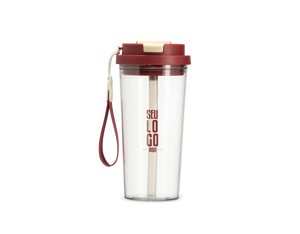 Copo para saborear as bebidas mais deliciosas e especiais! Resistente e versátil, ele possui capacidade para 600ml e uma tampa com duas opções de uso: bico flip com canudo interno e tampa protetora e outro com acesso diretamente ao bocal, com tampa de proteção. Produzido em policarbonato livre de BPA, ele oferece segurança na hora de consumir as bebidas. Além disso, a alça de nylon com detalhe em couro sintético adiciona um toque de elegância e torna o transporte mais confortável. Este copo é perfeito para tornar cada gole uma experiência ainda mais gostosa.