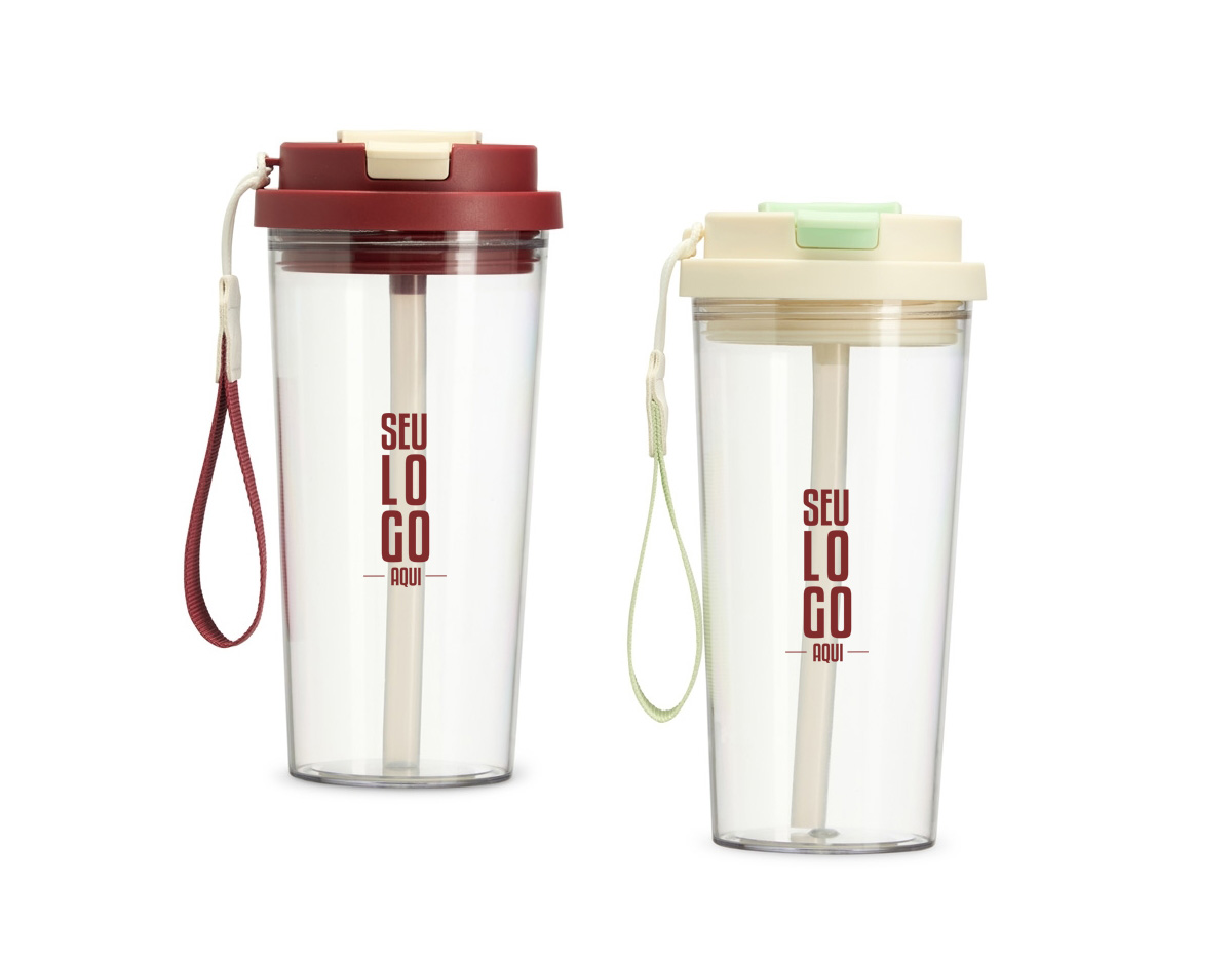 Copo para saborear as bebidas mais deliciosas e especiais! Resistente e versátil, ele possui capacidade para 600ml e uma tampa com duas opções de uso: bico flip com canudo interno e tampa protetora e outro com acesso diretamente ao bocal, com tampa de proteção. Produzido em policarbonato livre de BPA, ele oferece segurança na hora de consumir as bebidas. Além disso, a alça de nylon com detalhe em couro sintético adiciona um toque de elegância e torna o transporte mais confortável. Este copo é perfeito para tornar cada gole uma experiência ainda mais gostosa.