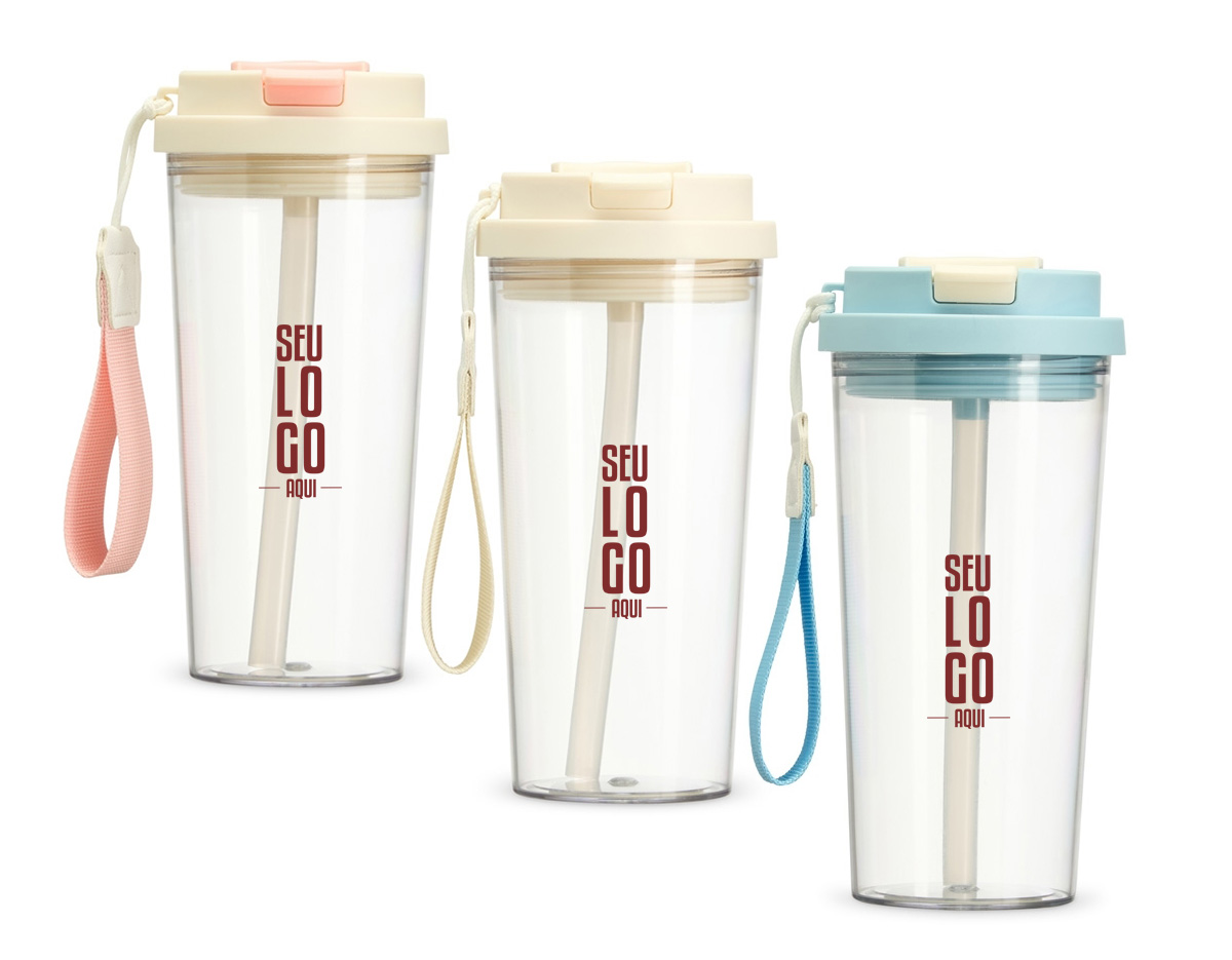 Copo para saborear as bebidas mais deliciosas e especiais! Resistente e versátil, ele possui capacidade para 600ml e uma tampa com duas opções de uso: bico flip com canudo interno e tampa protetora e outro com acesso diretamente ao bocal, com tampa de proteção. Produzido em policarbonato livre de BPA, ele oferece segurança na hora de consumir as bebidas. Além disso, a alça de nylon com detalhe em couro sintético adiciona um toque de elegância e torna o transporte mais confortável. Este copo é perfeito para tornar cada gole uma experiência ainda mais gostosa.