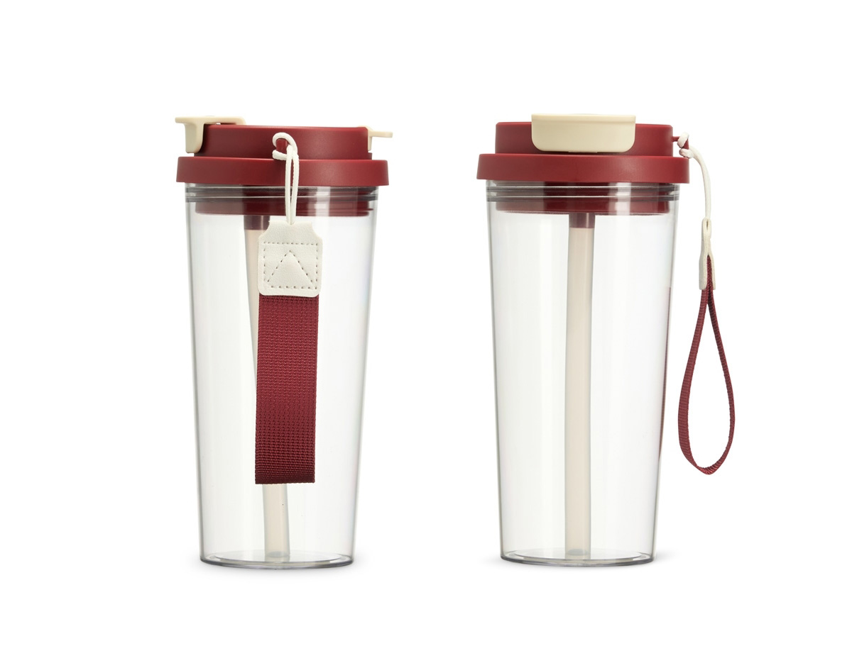 Copo para saborear as bebidas mais deliciosas e especiais! Resistente e versátil, ele possui capacidade para 600ml e uma tampa com duas opções de uso: bico flip com canudo interno e tampa protetora e outro com acesso diretamente ao bocal, com tampa de proteção. Produzido em policarbonato livre de BPA, ele oferece segurança na hora de consumir as bebidas. Além disso, a alça de nylon com detalhe em couro sintético adiciona um toque de elegância e torna o transporte mais confortável. Este copo é perfeito para tornar cada gole uma experiência ainda mais gostosa.
