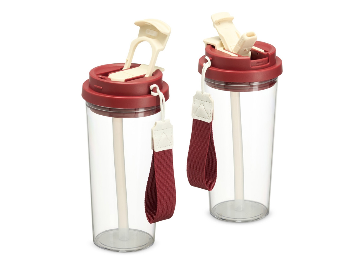 Copo para saborear as bebidas mais deliciosas e especiais! Resistente e versátil, ele possui capacidade para 600ml e uma tampa com duas opções de uso: bico flip com canudo interno e tampa protetora e outro com acesso diretamente ao bocal, com tampa de proteção. Produzido em policarbonato livre de BPA, ele oferece segurança na hora de consumir as bebidas. Além disso, a alça de nylon com detalhe em couro sintético adiciona um toque de elegância e torna o transporte mais confortável. Este copo é perfeito para tornar cada gole uma experiência ainda mais gostosa.