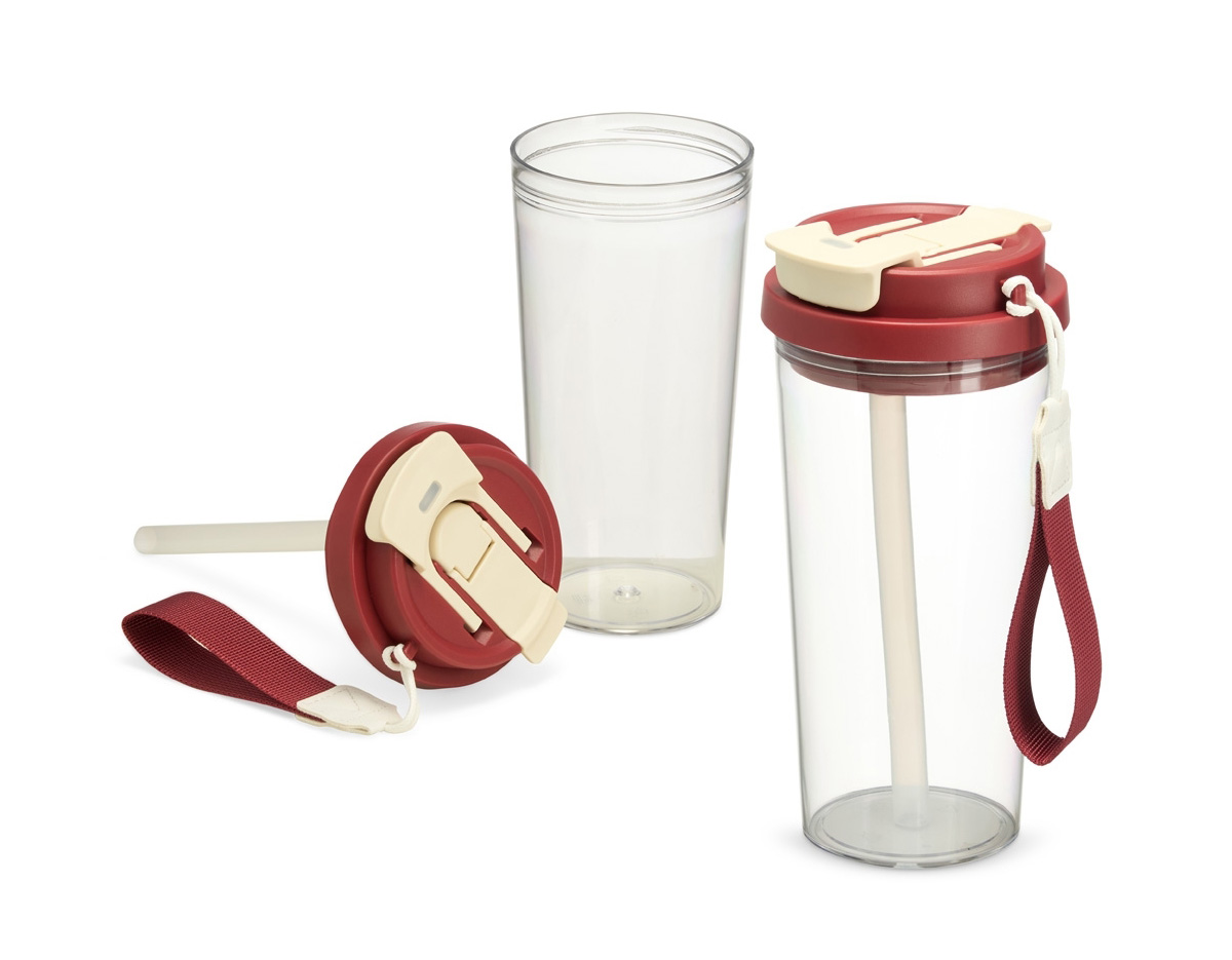 Copo para saborear as bebidas mais deliciosas e especiais! Resistente e versátil, ele possui capacidade para 600ml e uma tampa com duas opções de uso: bico flip com canudo interno e tampa protetora e outro com acesso diretamente ao bocal, com tampa de proteção. Produzido em policarbonato livre de BPA, ele oferece segurança na hora de consumir as bebidas. Além disso, a alça de nylon com detalhe em couro sintético adiciona um toque de elegância e torna o transporte mais confortável. Este copo é perfeito para tornar cada gole uma experiência ainda mais gostosa.