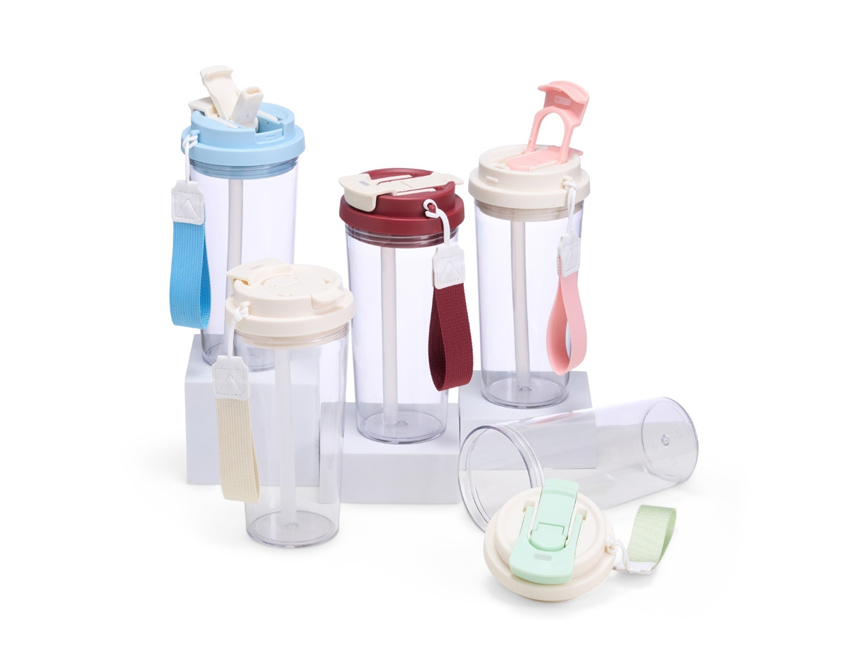 Copo para saborear as bebidas mais deliciosas e especiais! Resistente e versátil, ele possui capacidade para 600ml e uma tampa com duas opções de uso: bico flip com canudo interno e tampa protetora e outro com acesso diretamente ao bocal, com tampa de proteção. Produzido em policarbonato livre de BPA, ele oferece segurança na hora de consumir as bebidas. Além disso, a alça de nylon com detalhe em couro sintético adiciona um toque de elegância e torna o transporte mais confortável. Este copo é perfeito para tornar cada gole uma experiência ainda mais gostosa.
